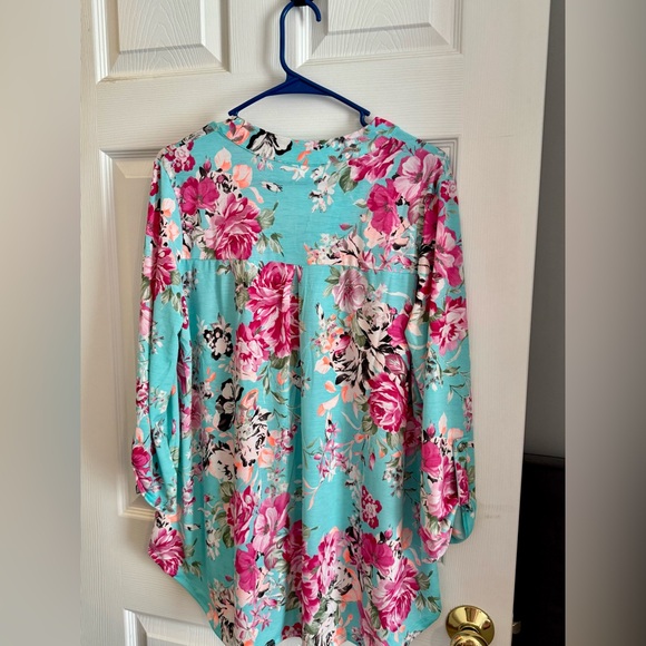 Dear Scarlett Floral 3/4 Length Sleeve Top - Picture 2 of 4